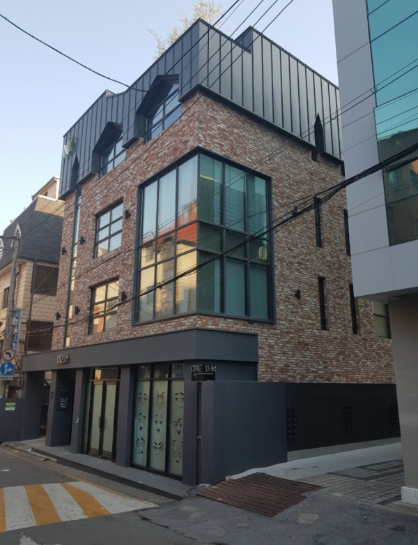 적고벽돌타일과 징크판넬