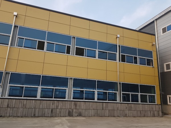 공장 하단부 현무암타일 개미굴 패턴 A-C P600 시공 사진