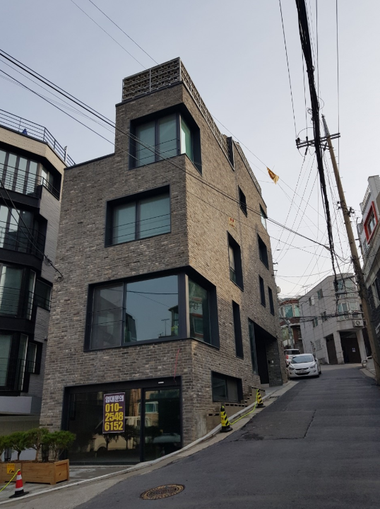 청고벽돌타일과 깔끔한 창문마감