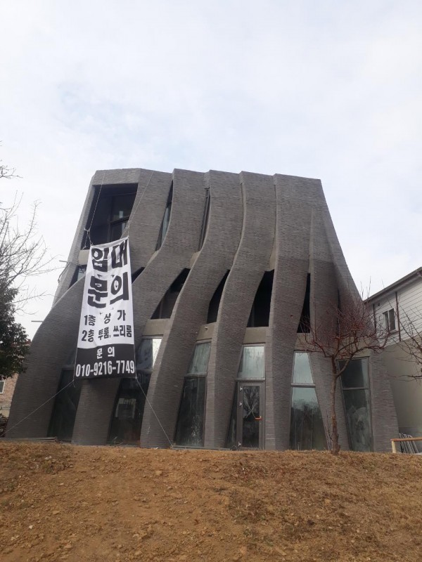 특이한 외형을 가진 건축물의 외벽을 롱브릭타일로 시공한 사례입니다.