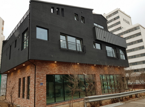 분리된 느낌의 건물 하단에 적고벽돌타일