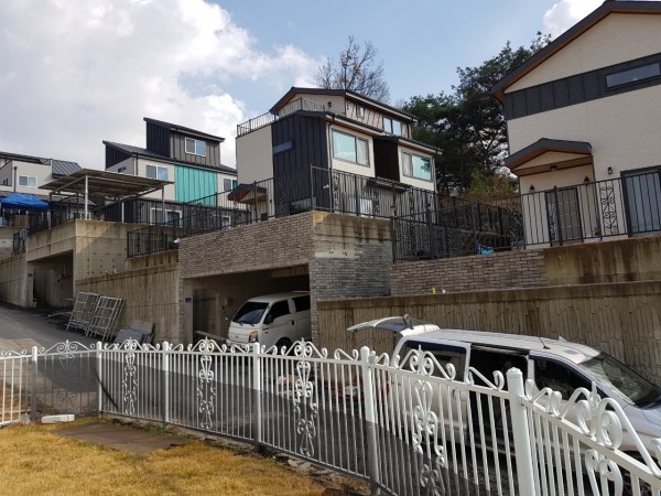 단독주택단지 주차장 외벽 파벽돌 내추럴-실버그레이 시공 사례