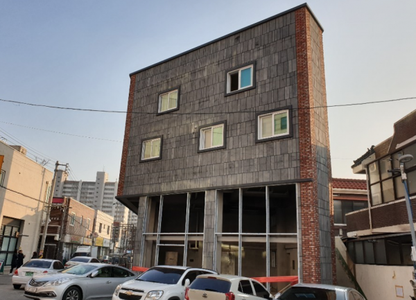 적고벽돌타일로 포인트를 준 현무암타일 건물