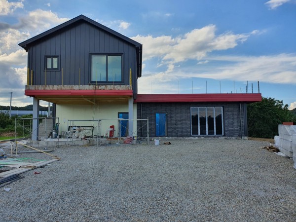 샌드위치 판넬 위 현무암와이드타일