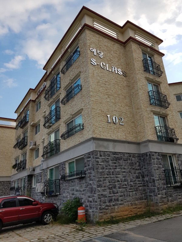 상단 파벽돌 하단 인조석 건물