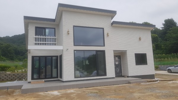 롱브릭타일 오석 화이트 시공 사례, 샌드위치판넬 위 시공