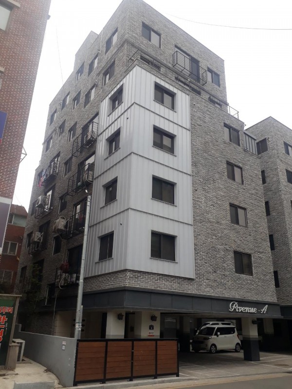 오리지널 청고벽돌타일과 흰 징크판넬