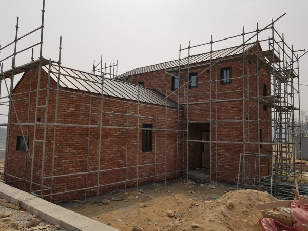 창문 마감이 깔끔한 오리지널 적고벽돌타일 시공 사례