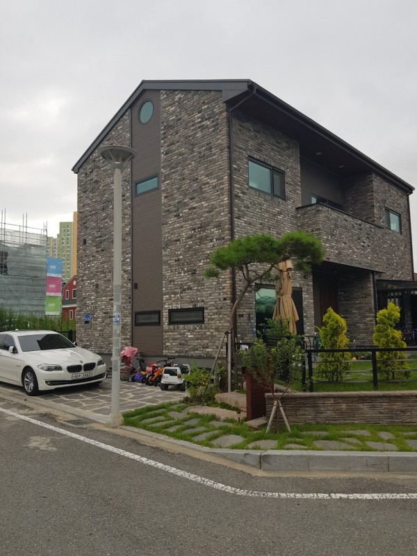 청고벽돌타일과 세라믹사이딩 혼합 시공