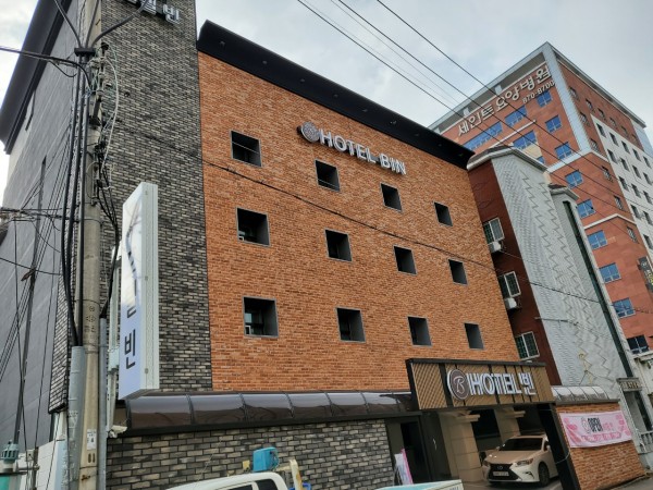 모텔 유리외벽 위에 파벽돌 리모델링 사례