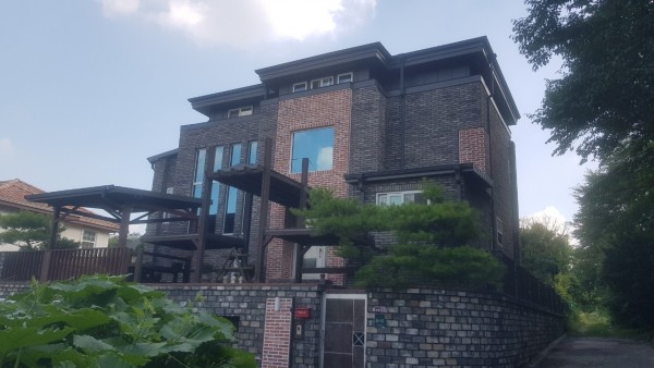 20년된 목조주택에 빈티지 고벽돌타일을 사용한 리모델링 사례