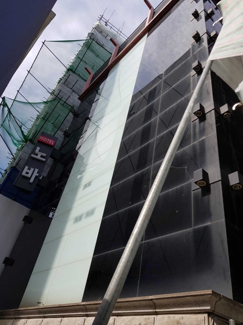 종로 모텔 리모델링 유리 위 시공