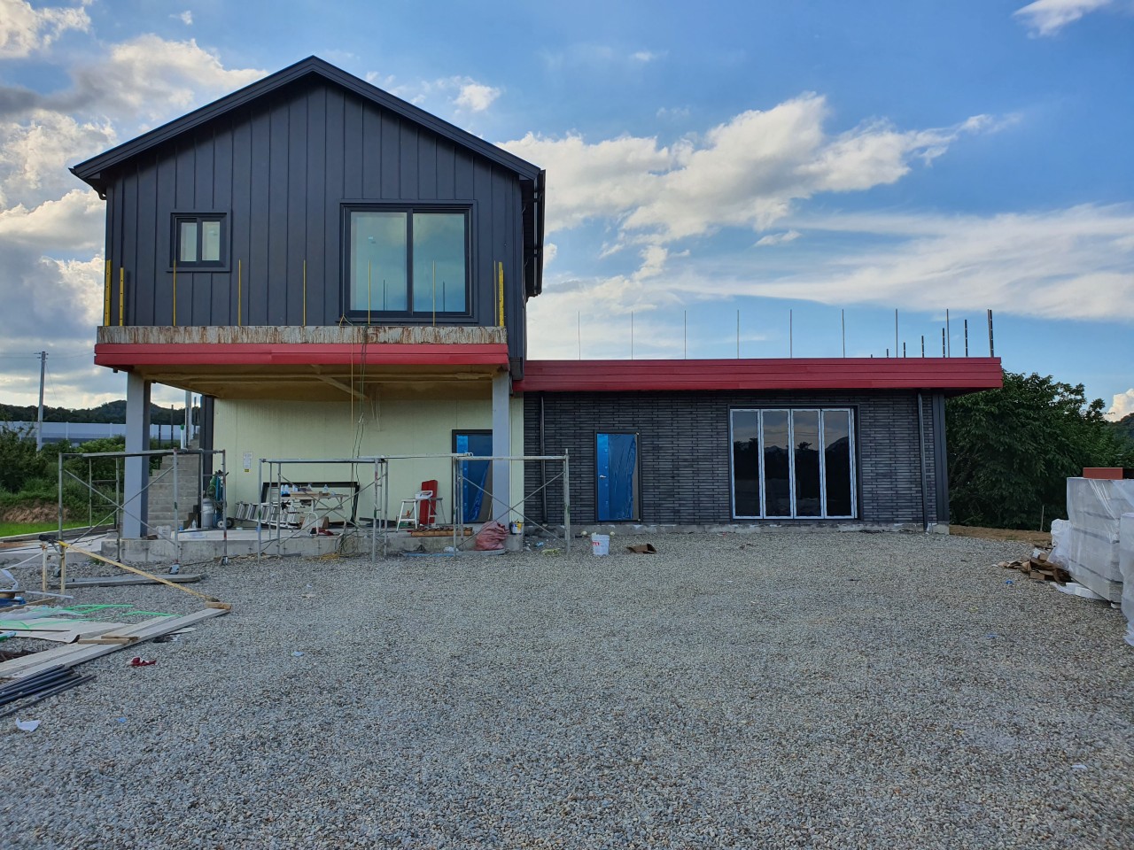 샌드위치 판넬 위 현무암와이드타일